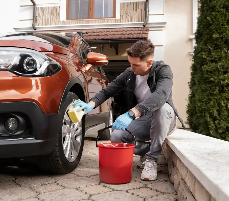 Lavage auto à domicile Saint-Mariens : professionnel intervenant sur un véhicule